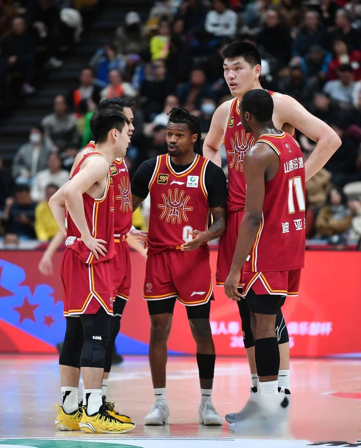 山西男篮遭遇困境，艰难拼搏寻找突破的简单介绍