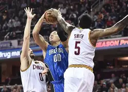 包含步行者客场大胜魔术，继续追赶季后赛希望的词条