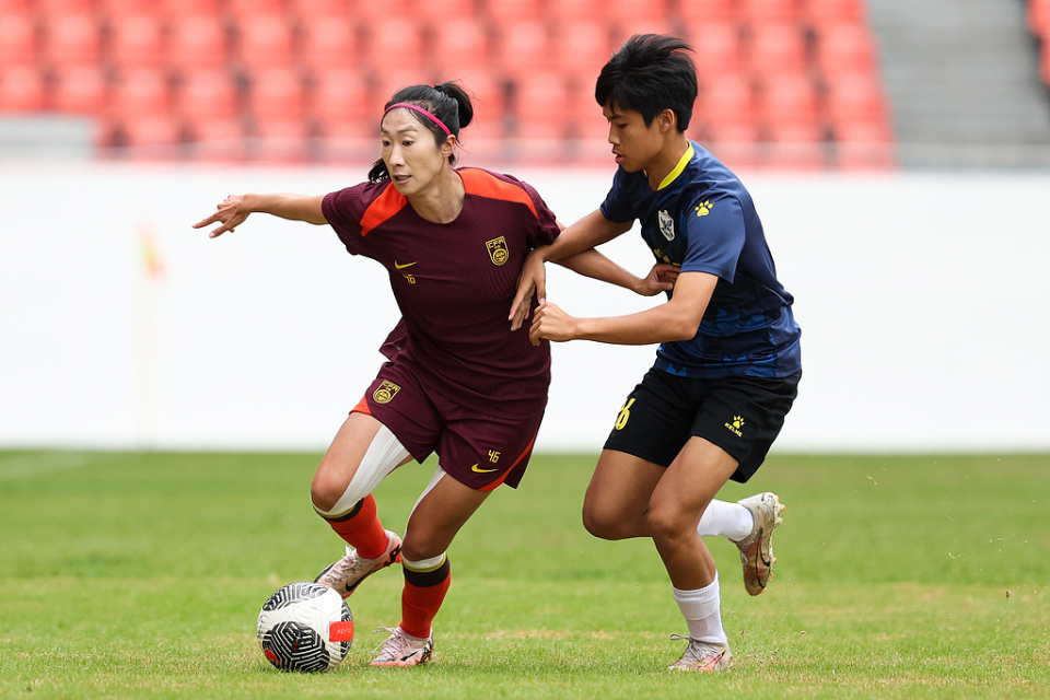 日本队女足表现优异，夺得胜利